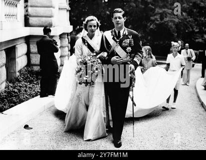 18936 il matrimonio dell'ex re Michele di Romania con la principessa Anna di Borbone Parme. La coppia fotografò nei giardini del palazzo reale greco di Atene dopo la cerimonia del 1948 Foto Stock