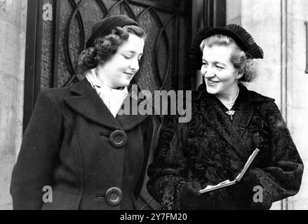 Lady Fermoy ha fotografato con la figlia di 16 anni Frances al suo ritorno nella sua casa londinese al 10 di Wilton Crescent SW dopo aver ricevuto l'OBE dal Duca di Gloucester all'investitura a Buckingham Palace. Lady Fermoy , amica e vicina di Norfolk della famiglia reale , ha ricevuto il premio in riconoscimento del suo lavoro come presidente del King's Lynn Arts Festival dello scorso anno . Sta ora lavorando ai preparativi per il Festival di quest'anno , che si terrà a luglio con la Regina madre come patrona . Lady Fermoy è moglie di Lord Fermoy, ex deputato conservatore per King's Lynn . La loro casa, Park House, sono io Foto Stock