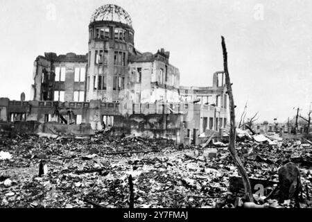 Strade e strade di macerie e detriti, dominate dalla sala espositiva industriale in rovina - una scena di Hirsoshima prima e dopo , rasa al suolo dalla prima bomba atomica al mondo esplosa il 6 agosto 1945 Foto Stock