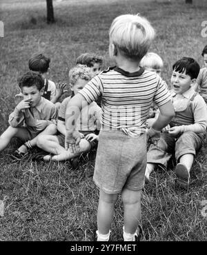 Bambini che giocano a Hyde Park, Londra. Sono stati ospiti del Panda Hotel per bambini a Sussex Square, Londra. 1952. Foto Stock