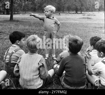 Bambini che giocano a Hyde Park, Londra. Sono stati ospiti del Panda Hotel per bambini a Sussex Square, Londra. 1952. Foto Stock