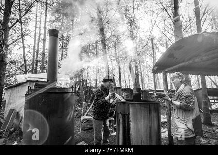 29/09/24 il volontario Terry Williams inizia l'ustione nella scorta stamattina. In vista della prevista estate indiana della prossima settimana, i produttori di carbone nella N Foto Stock