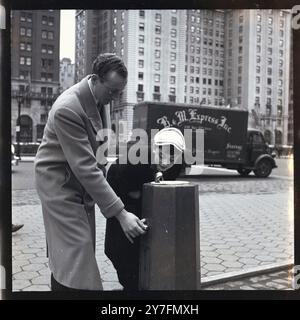 Audrey Hepburn ha usato una fontana pubblica durante una visita del 1952 a New York, USA, dove ha recitato in Gigi a Broadway, New York 1952. È con la sua fidanzata all'epoca, James Hanson, in una strada nel centro di Manhattan. Fotografia di George Douglas Foto Stock