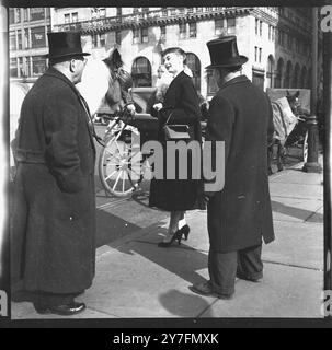 Audrey Hepburn in una visita del 1952 a New York, USA, dove recitava in Gigi on Broadway, New York 1952. È al rango delle carrozze a cavallo di Central Park, Manhattan. Fotografia di George Douglas Foto Stock