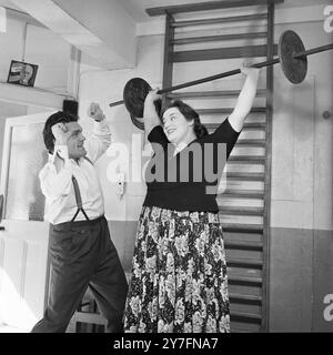 L'attrice e comica Hattie Jacques fa un allenamento nel 1955 con Freddie Mills, campione mondiale di pugilato leggero 1948-50 che ha continuato a essere un attore. Fotografia di George Douglas Foto Stock