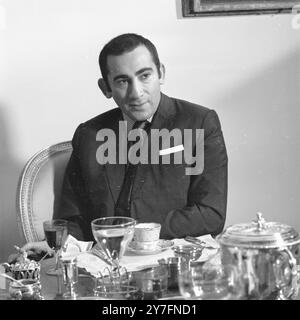 Lionel Bart, (1930 - 1999) scrittore e compositore britannico di musical, colonne sonore e musica pop. Fotografia di George Douglas Foto Stock