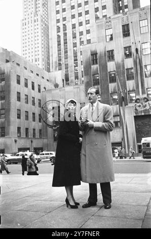 Audrey Hepburn in una visita del 1952 a New York, USA, dove recitava in Gigi on Broadway, New York 1952. È con la sua fidanzata all'epoca, James Hanson, in una strada nel centro di Manhattan. Fotografia di George Douglas Foto Stock