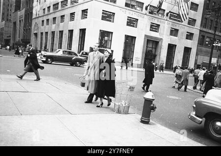 Audrey Hepburn in una visita del 1952 a New York, USA, dove recitava in Gigi on Broadway, New York 1952. È con la sua fidanzata all'epoca, James Hanson, in una strada nel centro di Manhattan. Fotografia di George Douglas Foto Stock