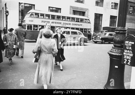 Audrey Hepburn in una visita del 1952 a New York, USA, dove recitava in Gigi on Broadway, New York 1952. È con la sua fidanzata all'epoca, James Hanson, in una strada nel centro di Manhattan. Fotografia di George Douglas Foto Stock