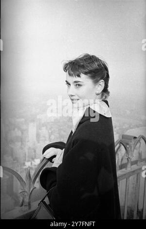 Audrey Hepburn in una visita del 1952 a New York, USA, dove recitava in Gigi on Broadway, New York 1952. Fotografia di George Douglas Foto Stock