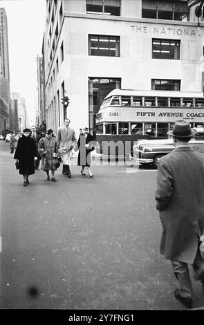 Audrey Hepburn in una visita del 1952 a New York, USA, dove recitava in Gigi on Broadway, New York 1952. È con la sua fidanzata all'epoca, James Hanson, in una strada nel centro di Manhattan. Fotografia di George Douglas Foto Stock