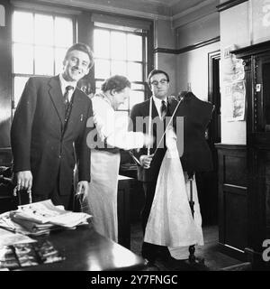 Il cast di The Goon Show, Peter Sellers, Harry Secombe e Spike Milligan a Londra nel 1954. Fotografia di George Douglas Foto Stock