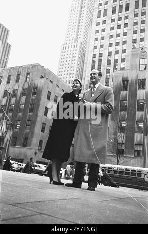 Audrey Hepburn in una visita del 1952 a New York, USA, dove recitava in Gigi on Broadway, New York 1952. È con la sua fidanzata all'epoca, James Hanson, in una strada nel centro di Manhattan. Fotografia di George Douglas Foto Stock