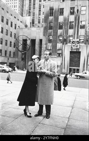 Audrey Hepburn in una visita del 1952 a New York, USA, dove recitava in Gigi on Broadway, New York 1952. È con la sua fidanzata all'epoca, James Hanson, in una strada nel centro di Manhattan. Fotografia di George Douglas Foto Stock