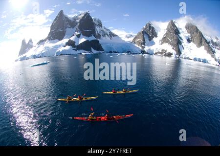 I kayak pagaiano attraverso le limpide acque blu del canale di Lemaire sulla costa occidentale della penisola dell'Antartide conosciuta come Graham Foto Stock