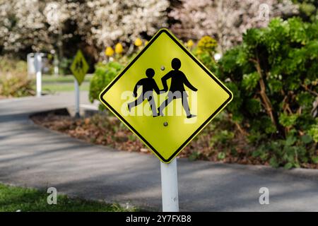 Cartello giallo brillante per bambini all'interno del parco Foto Stock