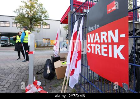 Amburgo, Germania. 30 settembre 2024. Un poster con le parole "avvertimento sciopero" è appeso in una filiale di Prosegur ad Amburgo. Verdi ha chiesto uno sciopero di tutto il giorno nel trasporto di contanti e oggetti di valore. Credito: Bodo Marks/dpa/Alamy Live News Foto Stock