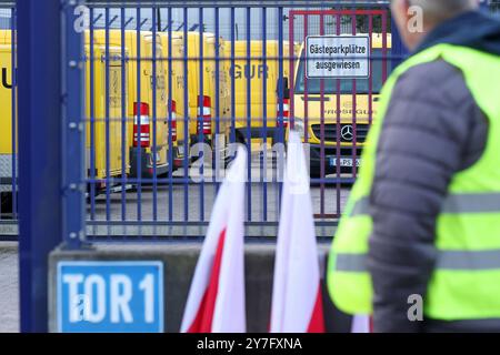 Amburgo, Germania. 30 settembre 2024. Partecipanti a uno sciopero di fronte ad una filiale Prosegur ad Amburgo. Verdi ha chiesto uno sciopero di un giorno intero nel trasporto di contanti e oggetti di valore. Credito: Bodo Marks/dpa/Alamy Live News Foto Stock