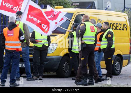 Amburgo, Germania. 30 settembre 2024. I partecipanti a uno sciopero si trovano di fronte a una filiale di Prosegur ad Amburgo, presso un'auto blindata. Verdi ha chiesto uno sciopero di un giorno intero nel trasporto di contanti e oggetti di valore. Credito: Bodo Marks/dpa/Alamy Live News Foto Stock