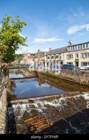 La pittoresca città di Alyth nel Perthshire con l'Alyth Burn in primo piano. Foto Stock