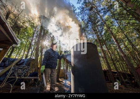 29/09/24 il volontario Terry Williams inizia l'ustione nella scorta stamattina. In vista della prevista estate indiana della prossima settimana, i produttori di carbone nella N Foto Stock