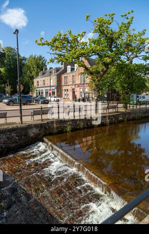 La pittoresca città di Alyth nel Perthshire con l'Alyth Burn in primo piano. Foto Stock