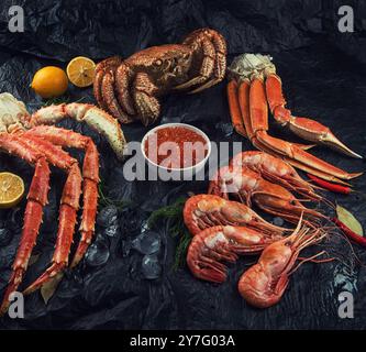 Set di piatti di pesce fresco su nero Foto Stock