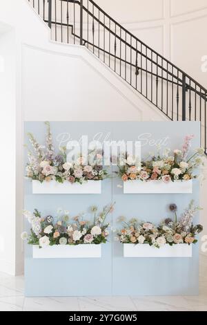 Disposizione dei posti a sedere per ricevimenti nuziali di lusso con decorazioni floreali Foto Stock