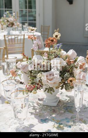 Lussuosa sala ricevimenti nuziali e design con decorazioni floreali Foto Stock