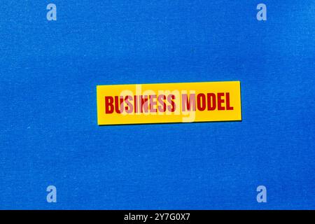 Messaggio del modello di business scritto su un adesivo giallo con sfondo blu. Simbolo del modello di business concettuale. Copia spazio. Foto Stock