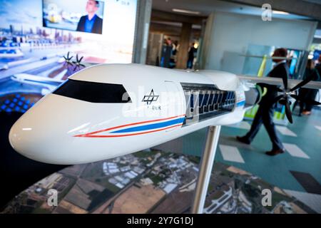 Amburgo, Germania. 30 settembre 2024. Un modellino di aereo è in mostra al German Aerospace Congress di Amburgo. Scienziati, rappresentanti del settore e persone interessate al settore aerospaziale si riuniscono ad Amburgo per tre giorni. (Alla dpa "il Congresso aerospaziale tedesco inizia ad Amburgo") crediti: Daniel Bockwoldt/dpa/Alamy Live News Foto Stock