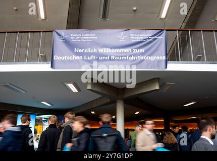 Amburgo, Germania. 30 settembre 2024. I visitatori sono presenti al German Aerospace Congress di Amburgo organizzato dalla società aerospaziale tedesca (DGLR). Scienziati, rappresentanti del settore e persone interessate al settore aerospaziale si riuniscono ad Amburgo per tre giorni. (Alla dpa "il Congresso aerospaziale tedesco inizia ad Amburgo") crediti: Daniel Bockwoldt/dpa/Alamy Live News Foto Stock