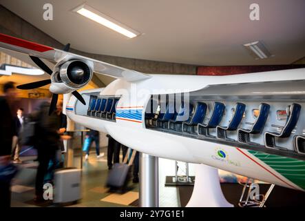 Amburgo, Germania. 30 settembre 2024. Un modellino di aereo è in mostra al German Aerospace Congress di Amburgo. Scienziati, rappresentanti del settore e persone interessate al settore aerospaziale si riuniscono ad Amburgo per tre giorni. (Alla dpa "il Congresso aerospaziale tedesco inizia ad Amburgo") crediti: Daniel Bockwoldt/dpa/Alamy Live News Foto Stock