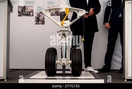 Amburgo, Germania. 30 settembre 2024. Un carrello di atterraggio aereo è in mostra al German Aerospace Congress di Amburgo. Scienziati, rappresentanti del settore e persone interessate al settore aerospaziale si riuniscono ad Amburgo per tre giorni. (Alla dpa "il Congresso aerospaziale tedesco inizia ad Amburgo") crediti: Daniel Bockwoldt/dpa/Alamy Live News Foto Stock