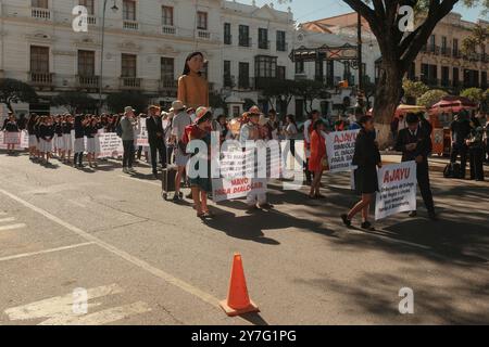 2024 Apr29 dimostrazione studentesca con burattino gigante a Plaza de Armas 25 de Mayo chiedendo di discutere sul razzismo e la discriminazione con il governatore. Foto Stock