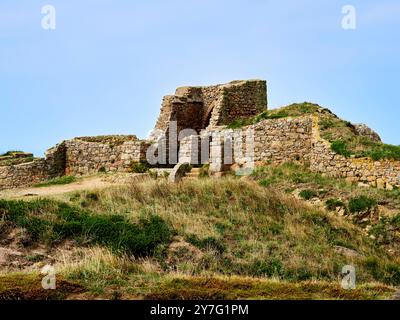 Vista del paesaggio delle rovine del castello di Grosnez alla luce del giorno Foto Stock