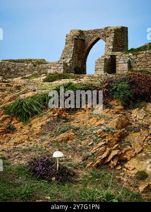 Il paesaggio del castello di Grosnez e l'arco in pietra Foto Stock