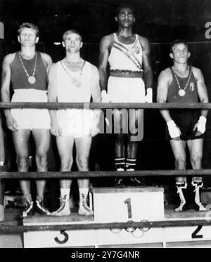 Medaglie olimpiche di pugilato i vincitori della medaglia della divisione di pugilato dei pesi medi leggeri dei Giochi Olimpici di Roma . Wilbert McClure degli Stati Uniti ( terzo da sinistra ) , vincitore della Medaglia d' Oro , Carmelo Bossi dell' Italia ( a destra ) , vincitore della Medaglia d' Argento , Bill Fisher , della Gran Bretagna ( Bronzo ) e Boris Lagutin , della Russia ( Bronzo ) , sulla sinistra . 6 settembre 1960 Foto Stock