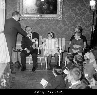 PRINCIPESSA GRACE IL PRINCIPE ALBERTO SIEDE SUL GINOCCHIO MAGICO PER I BAMBINI A MONACO; 2 GENNAIO 1965 Foto Stock