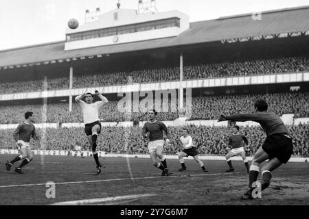 GILZEAN ALAN DI TOTTENHAM HOTSPUR SPURS V EVERTON IN AZIONE A LONDRA / ; 21 DICEMBRE 1964 Foto Stock