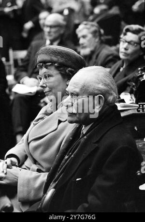 SCULTURA HENRY MOORE OPERA MESSA ALL'ASTA AL SOTHEBY'S DI LONDRA CON TERRIS LIONEL / ; 16 DICEMBRE 1964 Foto Stock