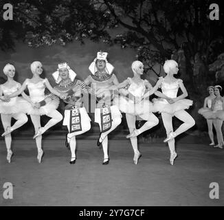 15 DICEMBRE 1964 "Desert Swans", Ernie Wise ed Eric Morecambe in costumi dall'opera Aida, mescolandoli con cignetti del balletto del lago dei cigni alla Royal Opera House di Covent Garden durante una scena del loro primo film intitolato "The Intelligence Men". Londra, Inghilterra. Foto Stock