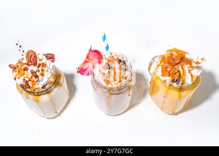 Bevande frullato a base di mele, zucca e pecan. Tradizionale torta di cottura autunno sapore cocktail set, su sfondo bianco copia spazio Foto Stock