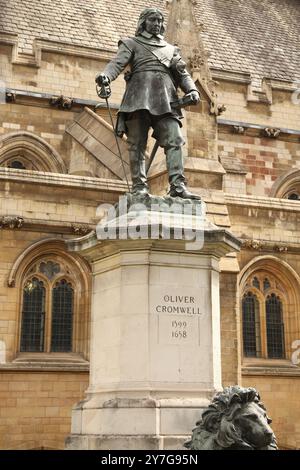 Statua di Oliver Cromwell 1599-1658 Lord Protector, statista, politico e soldato inglese, Houses of Parliament, città di Londra, Inghilterra, Regno Unito 2024 Foto Stock