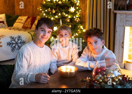 Dolci bambini, simpatici ragazzi, fratelli, giocare con i giocattoli di natale a Natale, accendere le candele in poche parole, tradizioni natalizie ceche luogo accogliente W Foto Stock