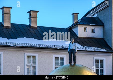 L'opera d'arte "Golden Sphere with male Figure" di Stephan Balkenhol su Kapitelplatz nella città vecchia di Salisburgo, Austria, è solo per uso editoriale. Foto Stock