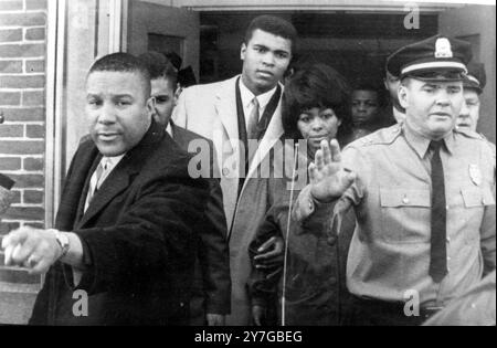 CAMPIONE AMERICANO DI PUGILATO CASSIUS MARCELIUS CLAY MUHAMMAD ALI CON MOGLIE SONJI A BOSTON / ; 27 NOVEMBRE 1964 Foto Stock