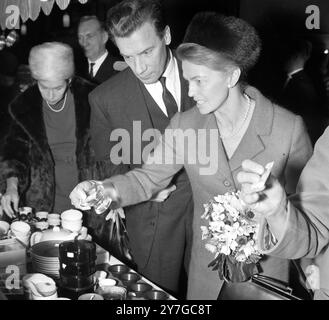 LEO TUOMINEN CON LA FIGLIA ELISA NELLA CHIESA FINLANDESE DI ROTHERHITHE A LONDRA / ; 25 NOVEMBRE 1964 Foto Stock