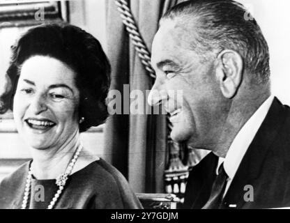 PRESIDENTE AMERICANO LYNDON B JOHNSON CON MOGLIE A WASHINGTON / ; 17 NOVEMBRE 1964 Foto Stock