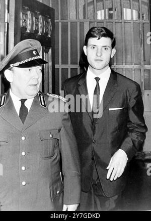 LAW & ORDER SELLE PETER HA CONDOTTO ALLA CORTE CON L'ACCUSA DI RAPIMENTO DI UNA RAGAZZA DI 17 ANNI IN GERMANIA; 17 NOVEMBRE 1964 Foto Stock